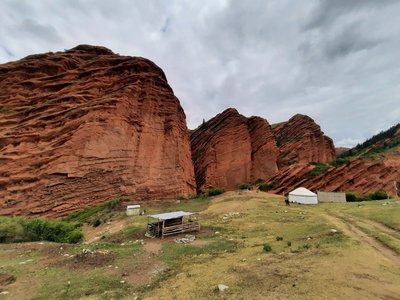 Червоні-скелі-Киргизстан