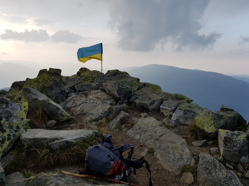 Прапор україни в Карпатах