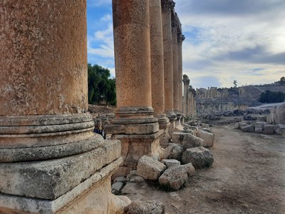 колони старовинного міста джераш