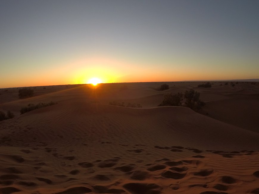 захід сонця в сахарі
