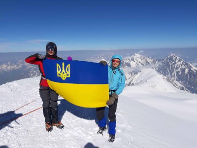 прапор України на вершині Казбек