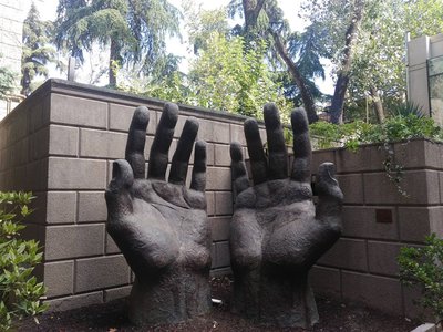 руки памятник