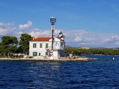 маяк на острові іж в хорватії