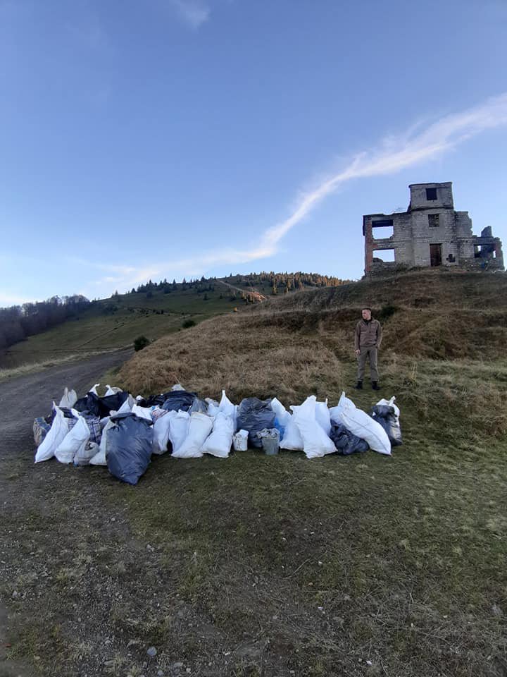 зібранен сміття дорогою на гору Плай